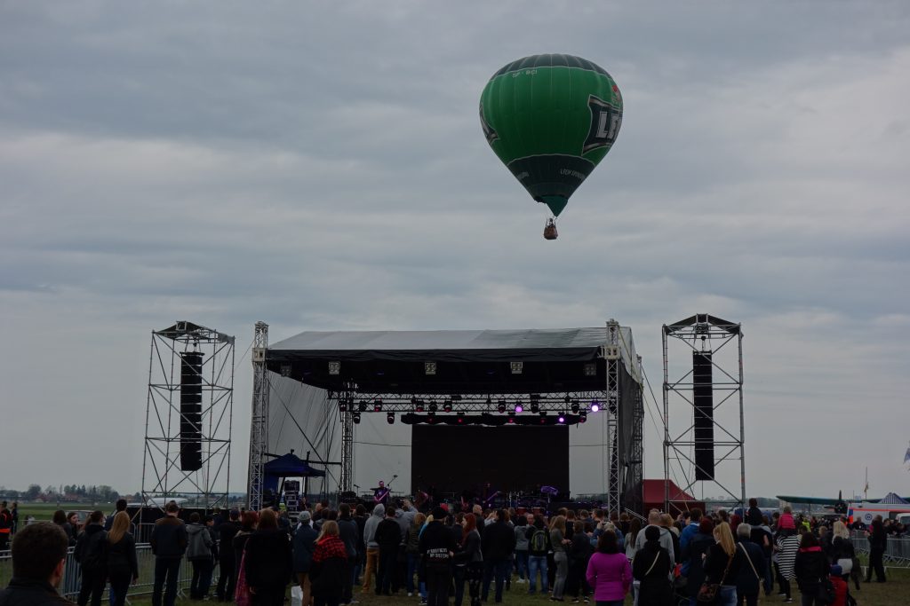 Miejsce imprezy masowej, a nad sceną balon