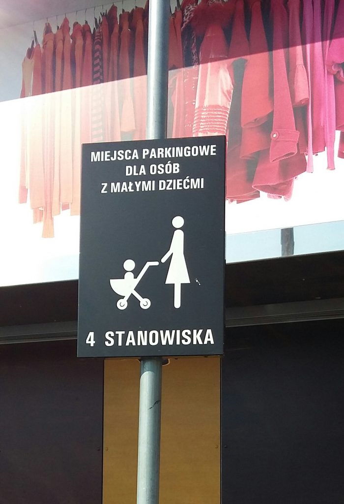 Miejsca parkingowe dla osób z małymi dziećmi (fot. ja)