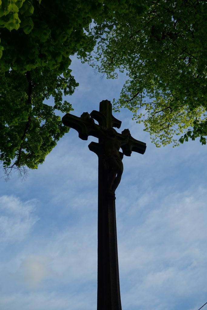 Krzyż na XIX w. grobie przy kościele w Desznicy